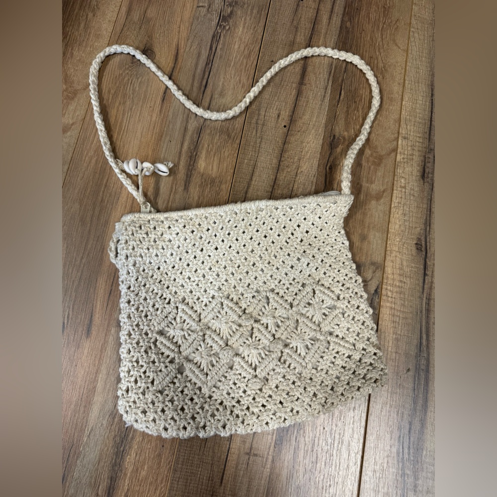 Tilt knit purse with shells